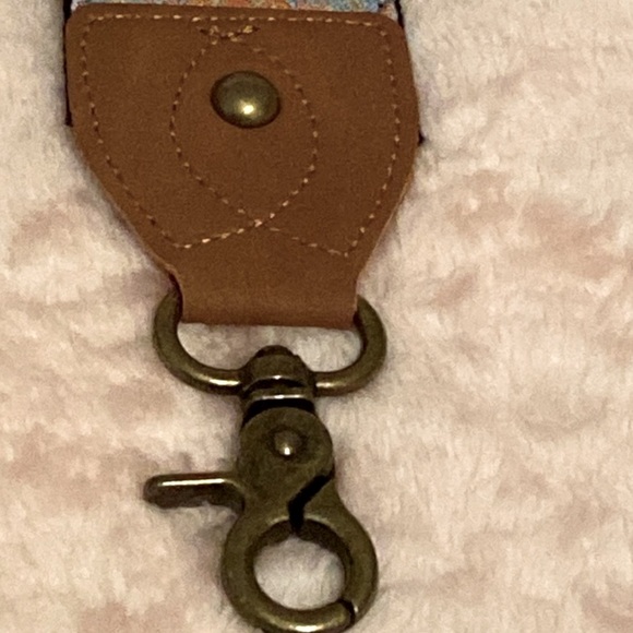 Guitar Strap for Purses/Totes (NWOT)
Fabric part 2"W x (metal 28" L ~ exte... - Picture 2 of 4